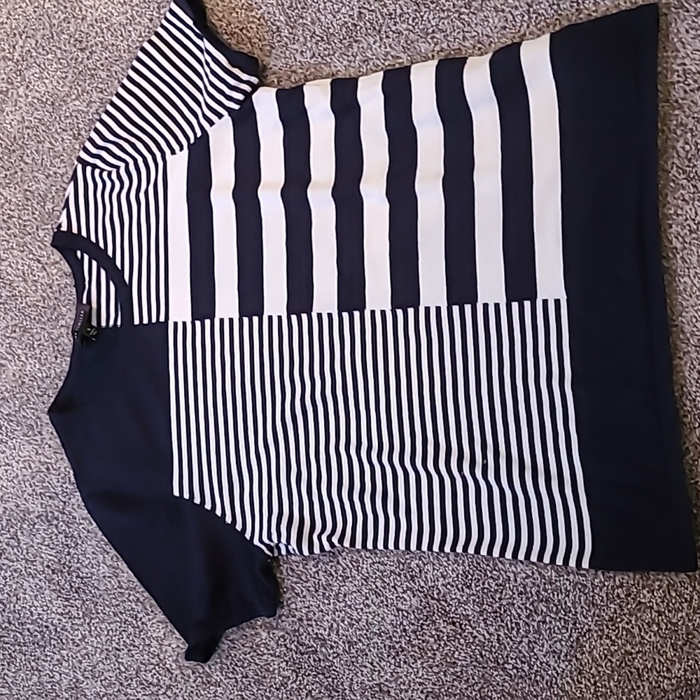 The limited striped small short sleeved sweater